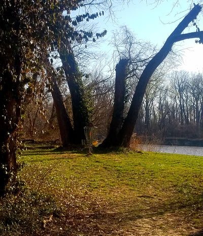 Parc au bord de la rivière 