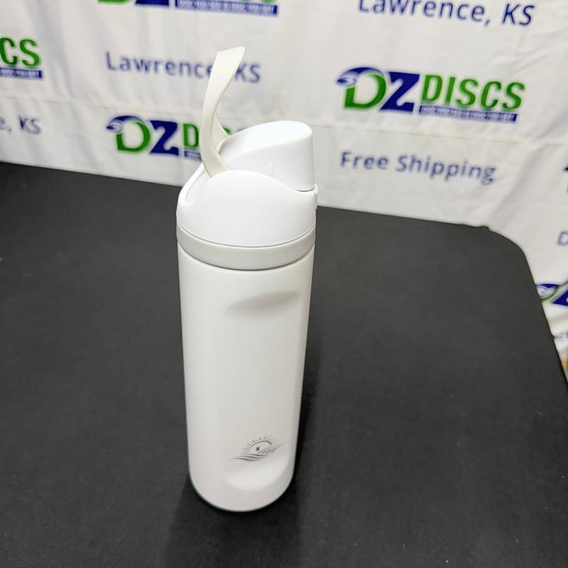 White Dynamic Discs Chug stainless steel water bottle, featuring a light gray flip-up handle and a sun logo.