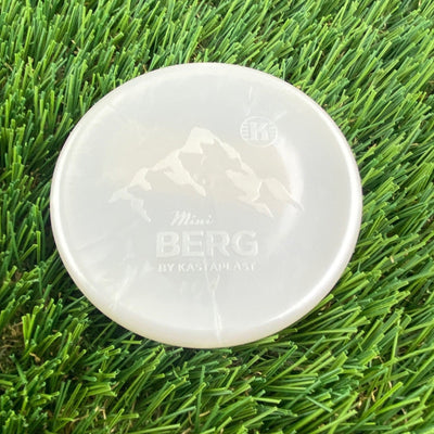 Pearlescent white Kastaplast Mini Berg marker disc featuring a detailed mountain graphic and "Mini BERG by KASTAPLAST" text.