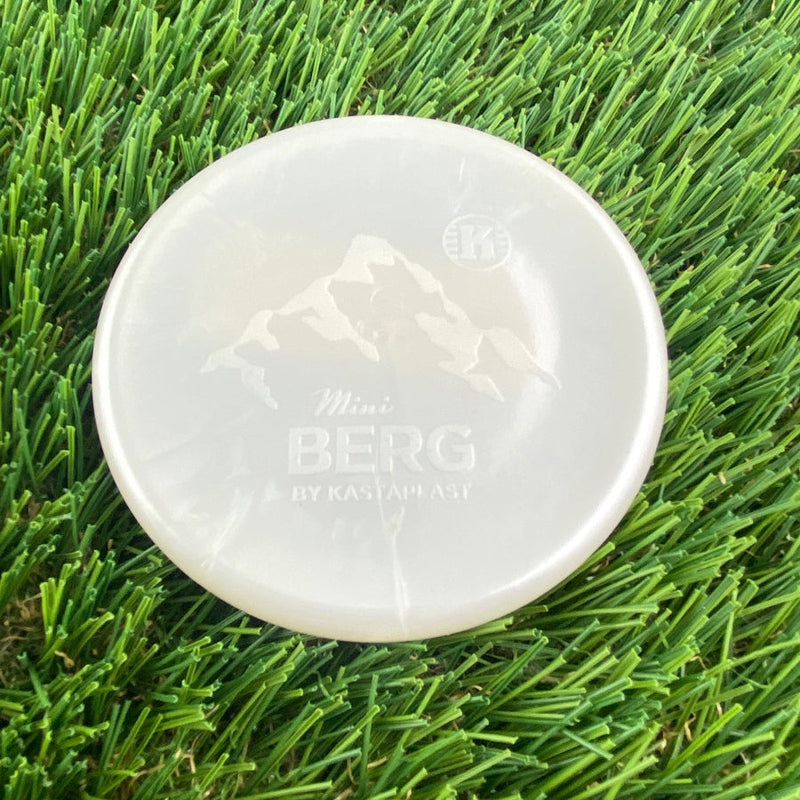 Pearlescent white Kastaplast Mini Berg marker disc featuring a detailed mountain graphic and "Mini BERG by KASTAPLAST" text.