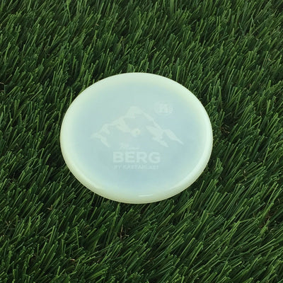 Pale yellow Kastaplast Mini Berg marker disc with a mountain peak design and brand logo.