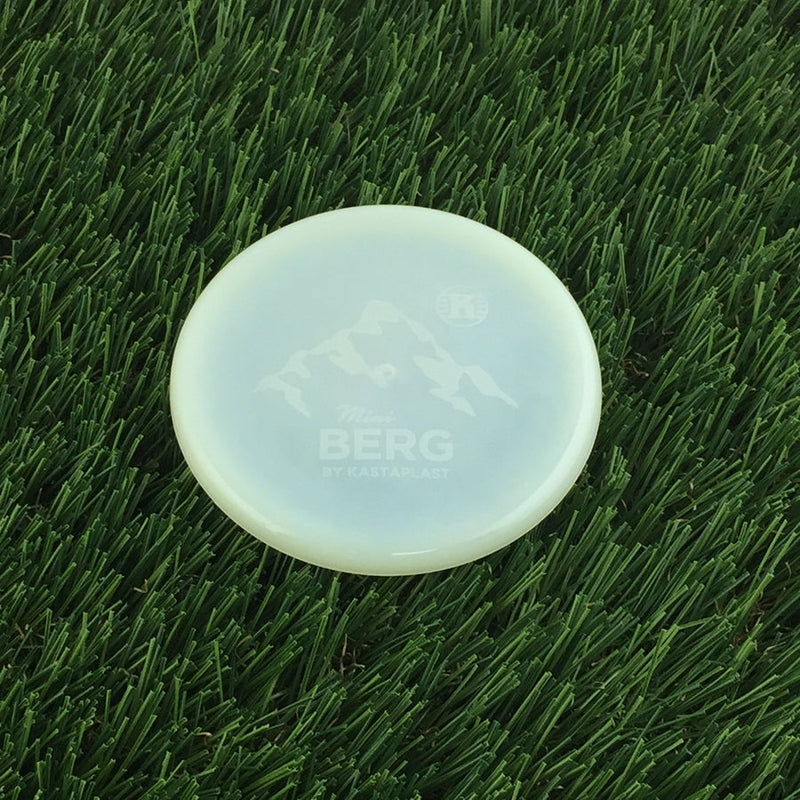 Pale yellow Kastaplast Mini Berg marker disc with a mountain peak design and brand logo.