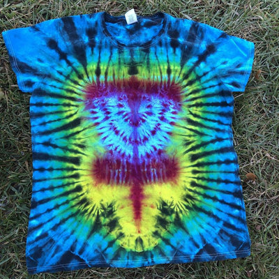 Basket Dyesket women's short sleeve t-shirt with a vibrant blue, yellow, and red tie-dye spiral pattern.