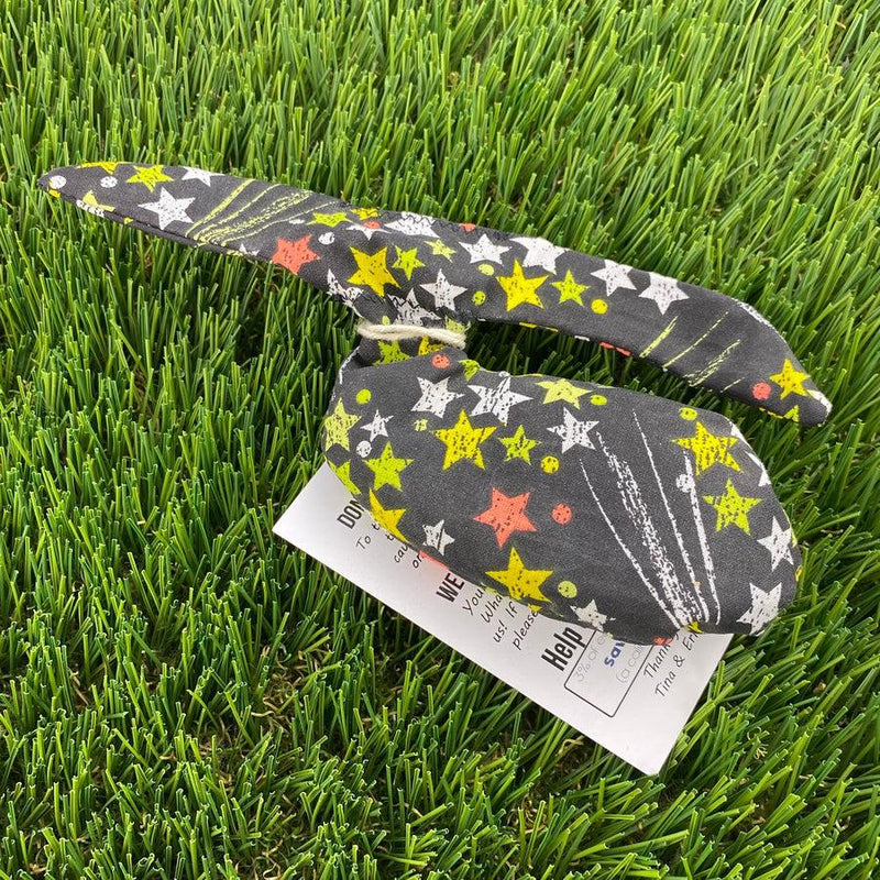 Dark gray Whale Sacs grip bag featuring yellow, white, and coral stars with an attached white instruction tag.